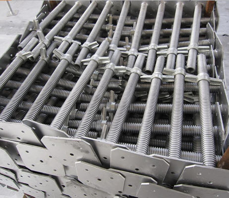 Las piezas de la base de los andamios se pueden colocar en una caja de plástico.