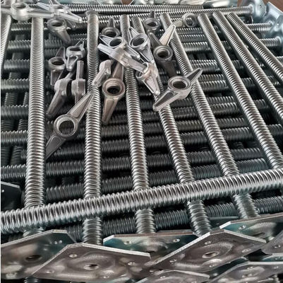 Las piezas de la base de los andamios se pueden colocar en una caja de plástico.